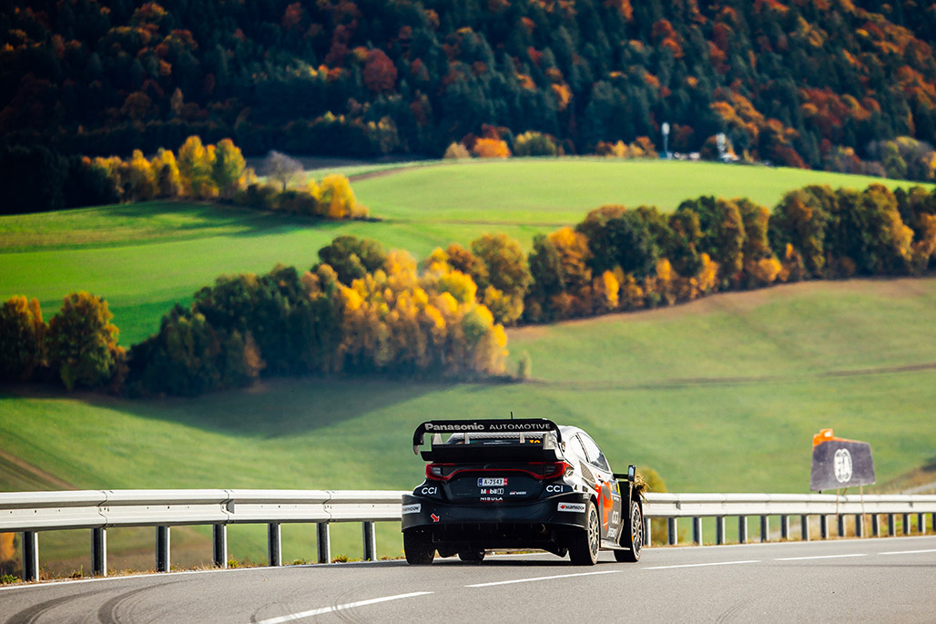 18号車（勝田 貴元、アーロン・ジョンストン）